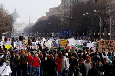 В Вашингтоне протестуют десятки тысяч сторонников Трампа
