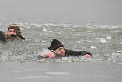 В Донецке под лед провалились 2 рыбака