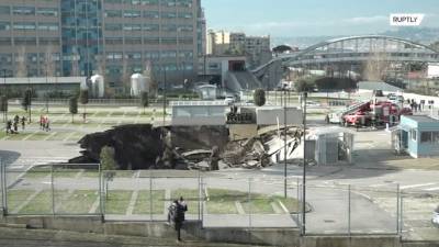 Видео с места обрушения парковки у ковидного госпиталя в Неаполе