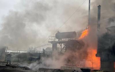 В Николаевской области горит нефтебаза