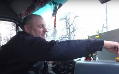 С конфетами и огнями: украинский водитель превратил маршрутку в новогоднюю сказку – детвора в восторге