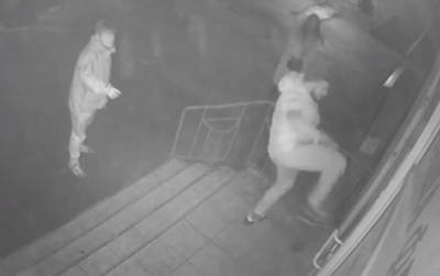 В Одессе вандалы разбили стекло магазина и пожалели: видео беспредела и неожиданная развязка