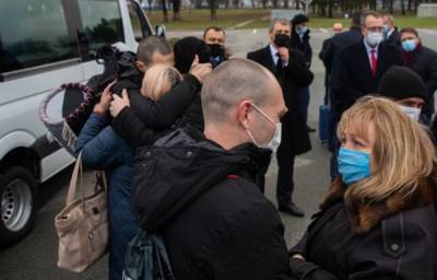 Пятеро украинцев смогли обнять матерей спустя пят лет плена: кадры трогательной встречи