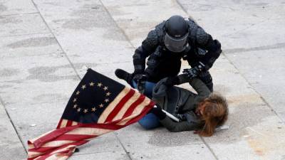 Начато расследование штурма Капитолия. Нападавших ищут по фото - svoboda.org - США - Вашингтон - Колумбия