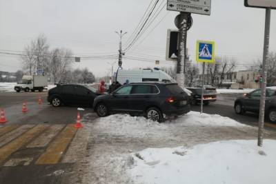 Пытаясь проехать первым, водитель спровоцировал аварию на набережной в Твери