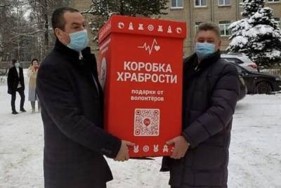 Спикер Костромской Облдумы передал в детскую больницу «Коробку храбрости»