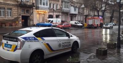 Неадекват устроил поджог дома в центре Одессы, съехались все службы: видео происходящего