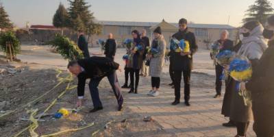 Годовщина катастрофы самолета МАУ. В Тегеране сотрудники украинского посольства вместе с семьями почтили память погибших