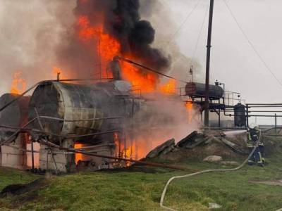 На нефтебазе в Николаевской области Украины возник пожар