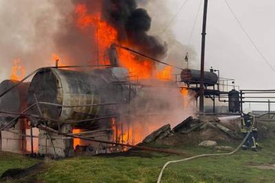 В Николаевской области на нефтебазе загорелась цистерна