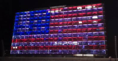 Здание мэрии Тель-Авива окрасилось в цвет флага США