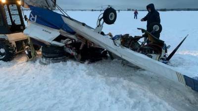 Опубликованы фото с места падения легкомоторного самолета в Ломоносовском районе
