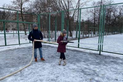 Активисты обустроили каток в Овсянниковском саду Петербурга