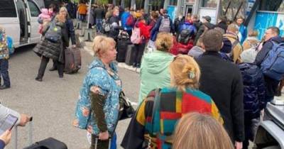 Огромные очереди выстроились в аэропорту в Сочи