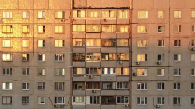 Жительница Новокузнецка скончалась после падения с высоты шестого этажа