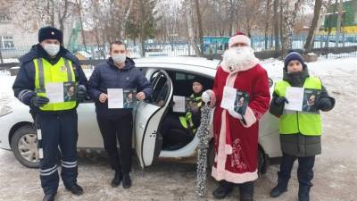 Полицейский Дед Мороз поздравил юных пассажиров с Новым годом
