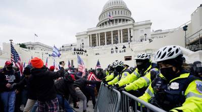 Конгресс США приостановил дебаты по результатам президентских выборов в связи с беспорядками в Вашингтоне