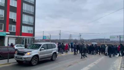 Звонили в МЧС и полицию: у людей терпение лопнуло — под Киевом перекрыта дорога