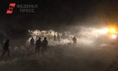 Спасатели ищут людей после схода лавины под Норильском