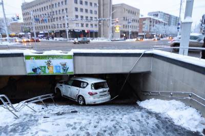 На перекрестке улиц Хоружей и Куйбышева автомобиль вылетел с дороги и упал в подземный переход