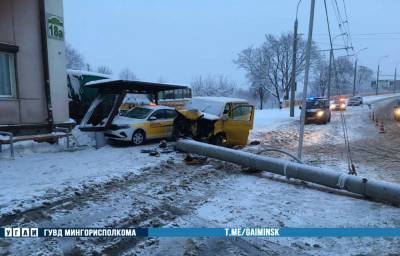 На улице Железнодорожной в Минске такси врезалось в остановку, где были два человека
