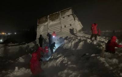 Сход лавины в России: из-под снега выбрались шесть человек