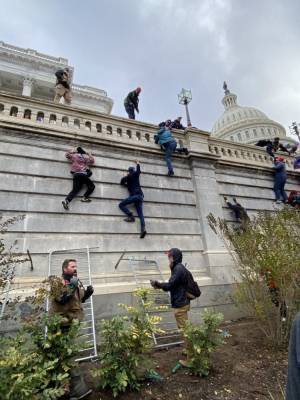 Как протестующие в Вашингтоне сорвали утверждение победы Байдена