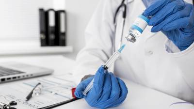 Власти Великобритании начали экстренную вакцинацию медиков от коронавируса
