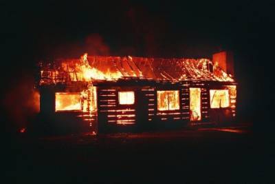 Пожарные спасли двух человек из горевшего дома в Чите
