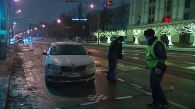 В Москве легковушка въехала в остановку трамвая, погиб один человек
