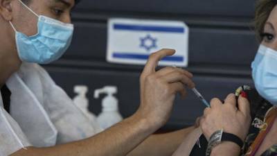 В Израиле начинается вакцинация от коронавируса второй дозой: как и где это будет происходить