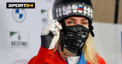 Скелетонистка Никитина в четвертый раз выиграла чемпионат Европы. На награждении она укуталась в русский флаг