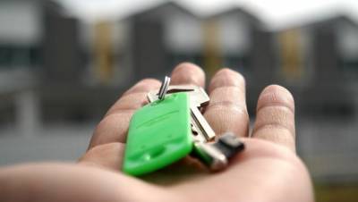 Многодетная семья из Вышнего Волочка Тверской области получила ключи от новой квартиры