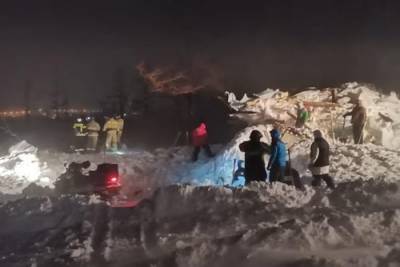Сошедшая в Красноярском крае лавина унесла уже две жизни. Под тоннами снега еще находятся люди, но надежды мало