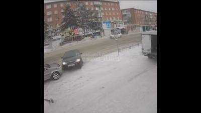 В Кузбассе момент столкновения двух машин попал на видео