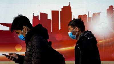 Жителей двух китайских городов попросили неделю сидеть дома из-за коронавируса