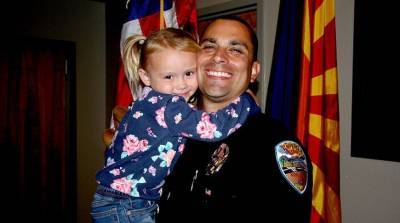 Полицейский спас девочку от избиений и стал ее приемным отцом
