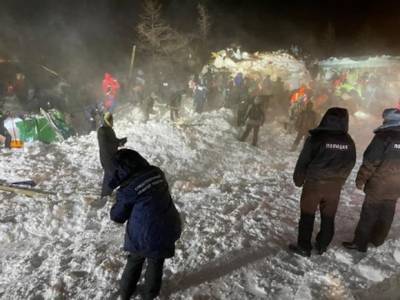 Под снежной лавиной в Норильске могут оставаться люди
