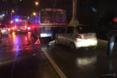 Два человека в Волгограде пострадали в ДТП иномарки с троллейбусом