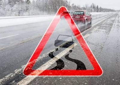 МЧС предупредило о гололеде на дорогах и налипании снега
