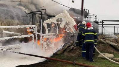 На Николаевщине 60 пожарных тушили нефтебазу