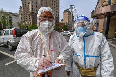 Жителей двух городов Китая призвали неделю не покидать дома из-за коронавируса