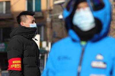 Жителей двух китайских городов призвали не выходить из дома из-за коронавируса