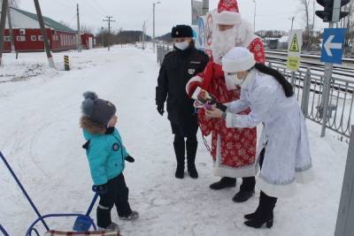 Дед Мороз провёл рейды и вручил подарки на вокзалах Тамбовской области