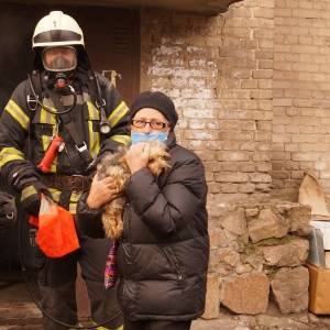 В Запорожье во время пожара в жилом доме спасли трех человек и домашних животных. Фото. Видео