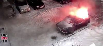 Автомобиль вспыхнул на стоянке в Петрозаводске (ВИДЕО)