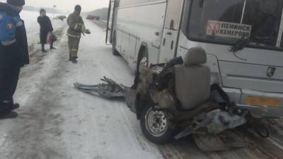 Машину разорвало пополам в результате ДТП с автобусом на кузбасской трассе