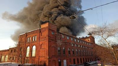 Пролитое топливо вспыхнуло в здании в Петербурге. Видео