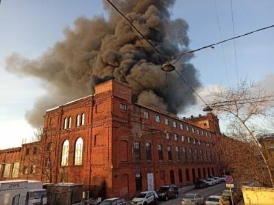 На Васильевском острове горит полузаброшенное складское здание