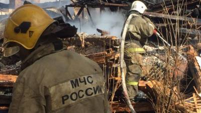 Четыре человека погибли при пожаре в деревянном доме под Архангельском